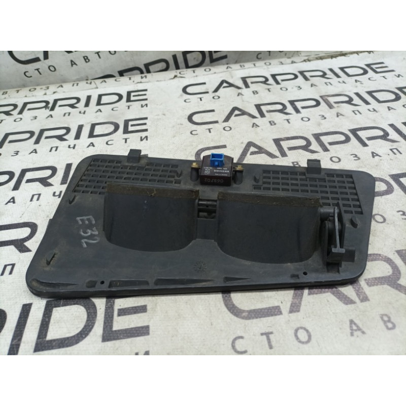 Решітка обдуву лобового скла (салон) BMW 7-series E32 64221379166