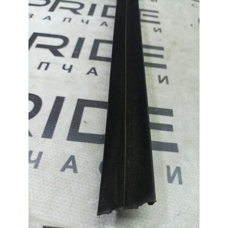 Молдинг стекла внутренний (наружные элементы кузова) Renault Megane 3 2009 1.5 823308094R