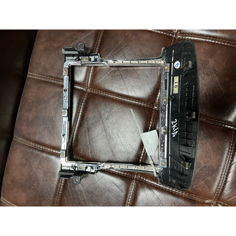 Декоративна накладка торпеди (салон) KIA Sorento BL 2007 2.5 CRDI 945003E500