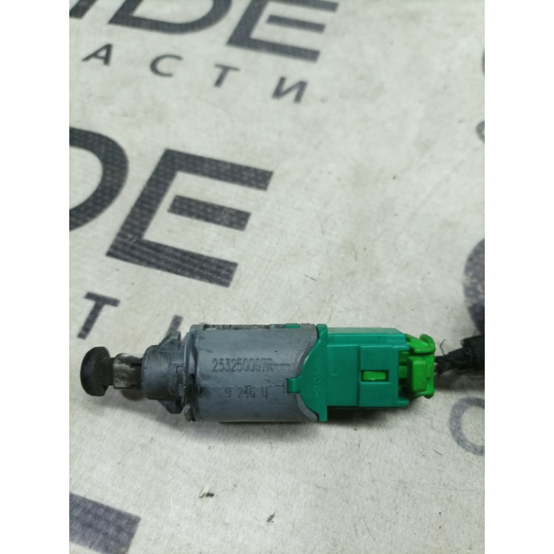 Концевик педали сцепления (электрика / датчики) Renault Megane 3 2009 1.5 253250007r