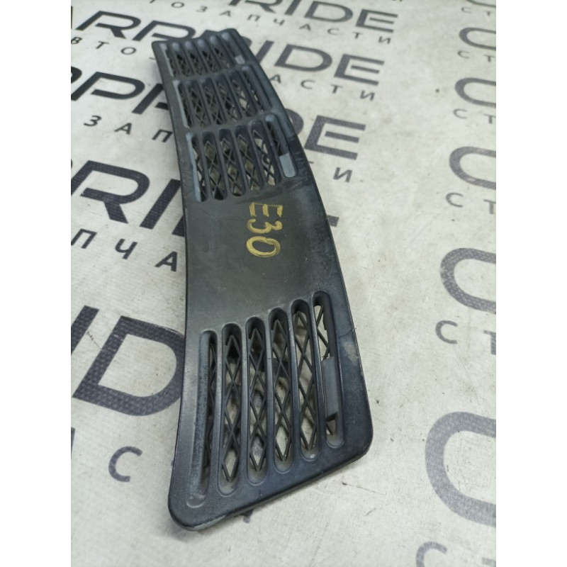 Решетка обдува лобового стекла (салон) BMW 3-series E30 51131904572