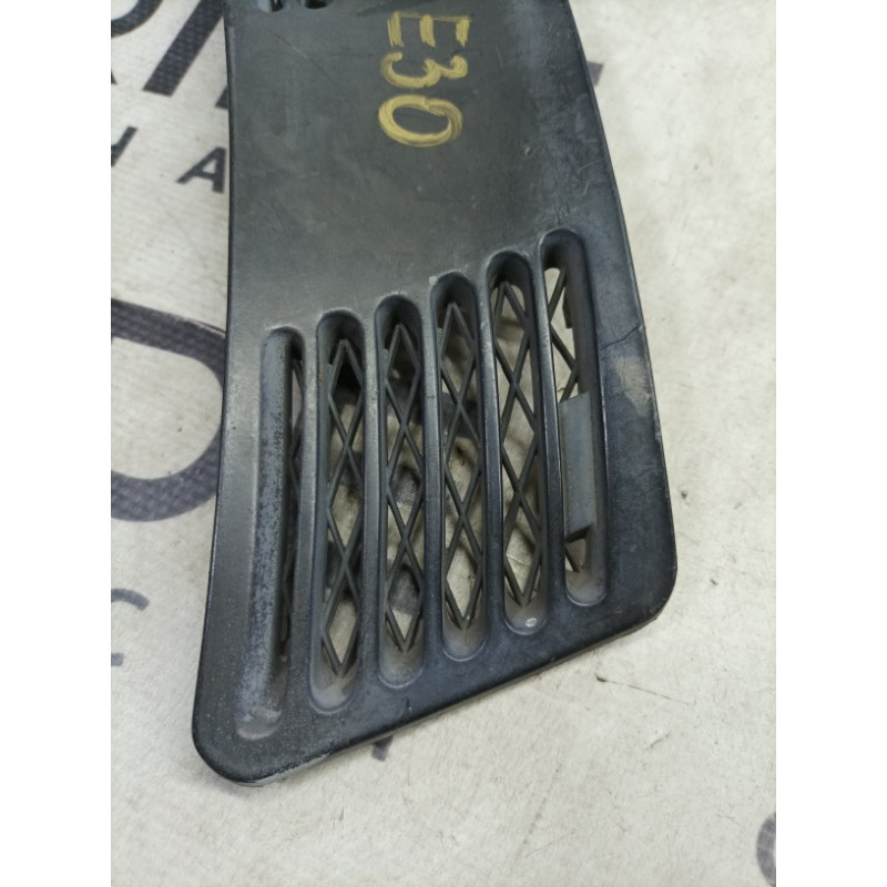 Решетка обдува лобового стекла (салон) BMW 3-series E30 51131904572