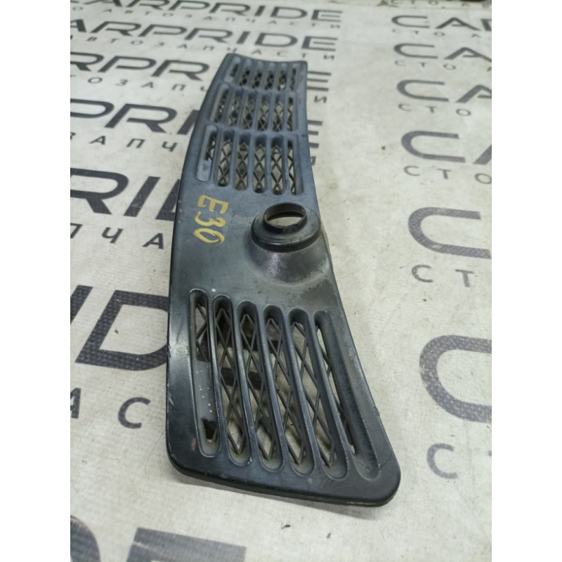 Решетка обдува лобового стекла (салон) BMW 3-series E30 51131904571