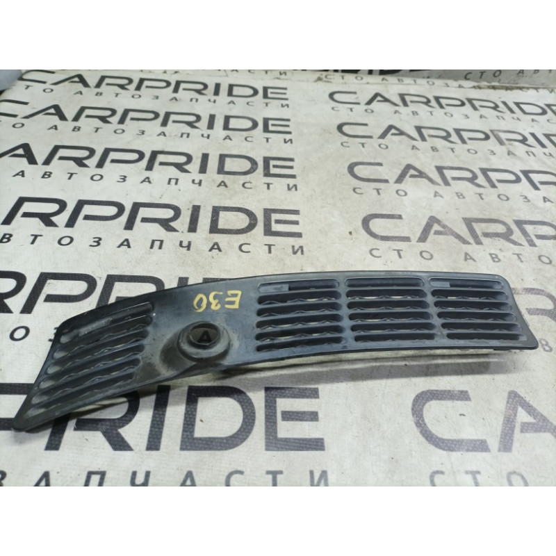 Решетка обдува лобового стекла (салон) BMW 3-series E30 51131904571