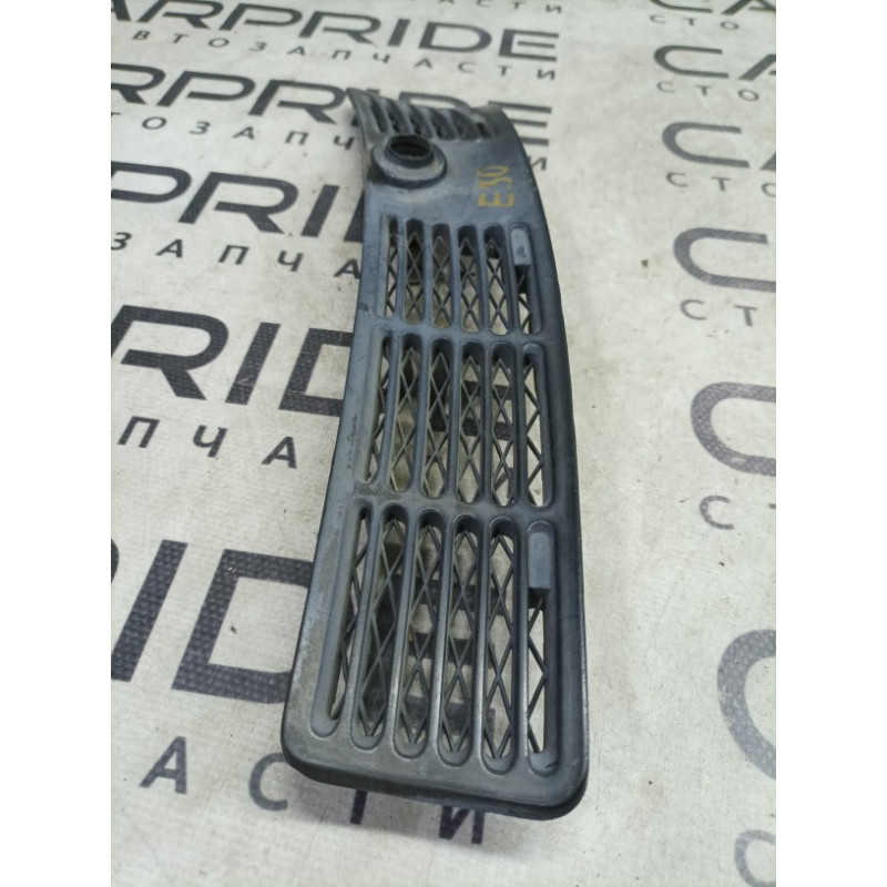 Решетка обдува лобового стекла (салон) BMW 3-series E30 51131904571