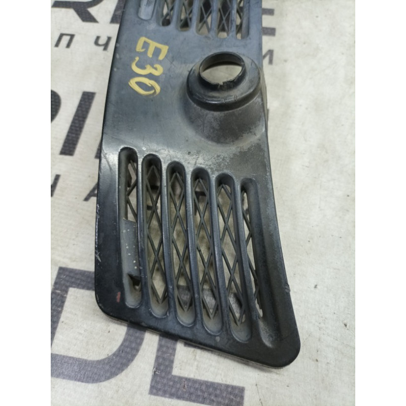 Решетка обдува лобового стекла (салон) BMW 3-series E30 51131904571