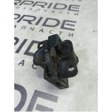 Замок капота