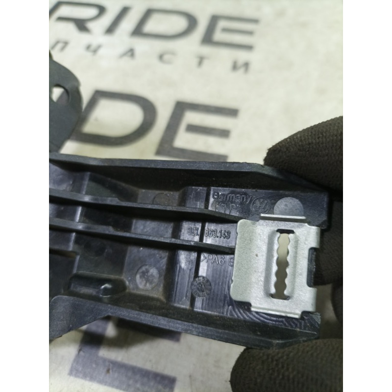 Крепление центральной консоли (салон) Volkswagen Passat CC 3C 3c1863143