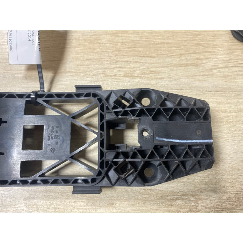Кронштейн ручки двери (кузов и элементы) Volkswagen Passat B7 2014 1.8 5N0839885H