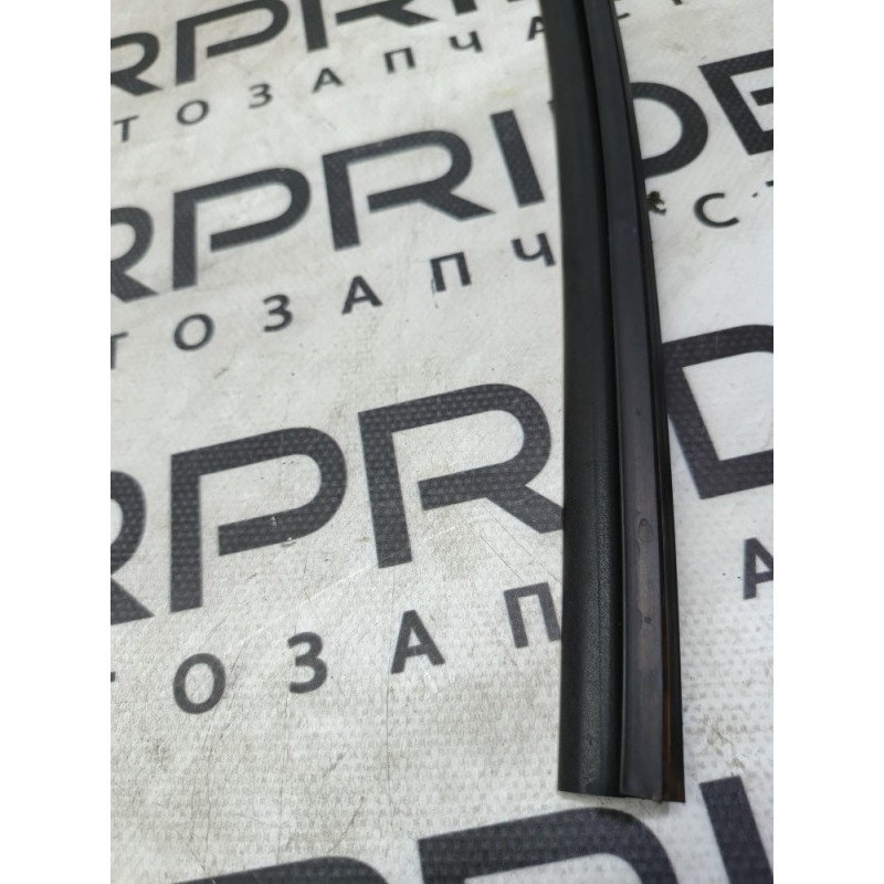 Уплотнитель стекла двери (кузов и элементы) Hyundai Sonata YF 825403Q000