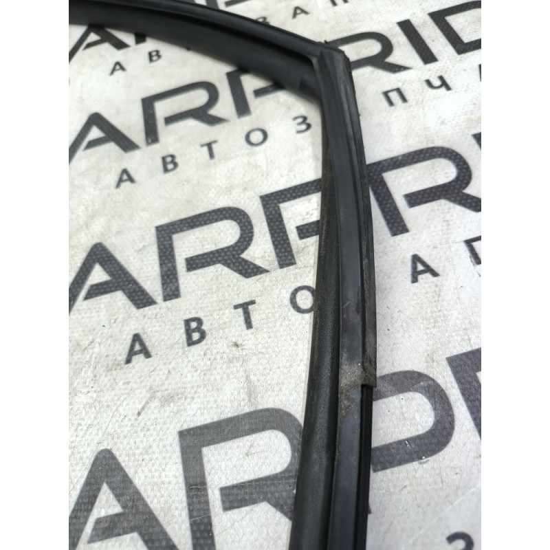 Уплотнитель стекла двери (кузов и элементы) Hyundai Sonata YF 825403Q000