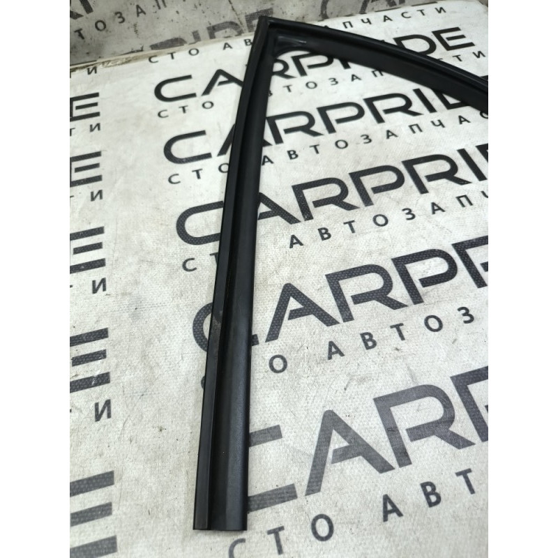 Уплотнитель стекла двери (кузов и элементы) Hyundai Sonata YF 825403Q000