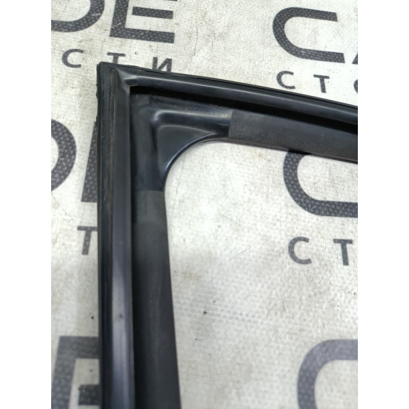 Уплотнитель стекла двери (кузов и элементы) Hyundai Sonata YF 825403Q000