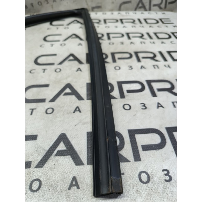 Уплотнитель стекла двери (кузов и элементы) Hyundai Sonata YF 825403Q000