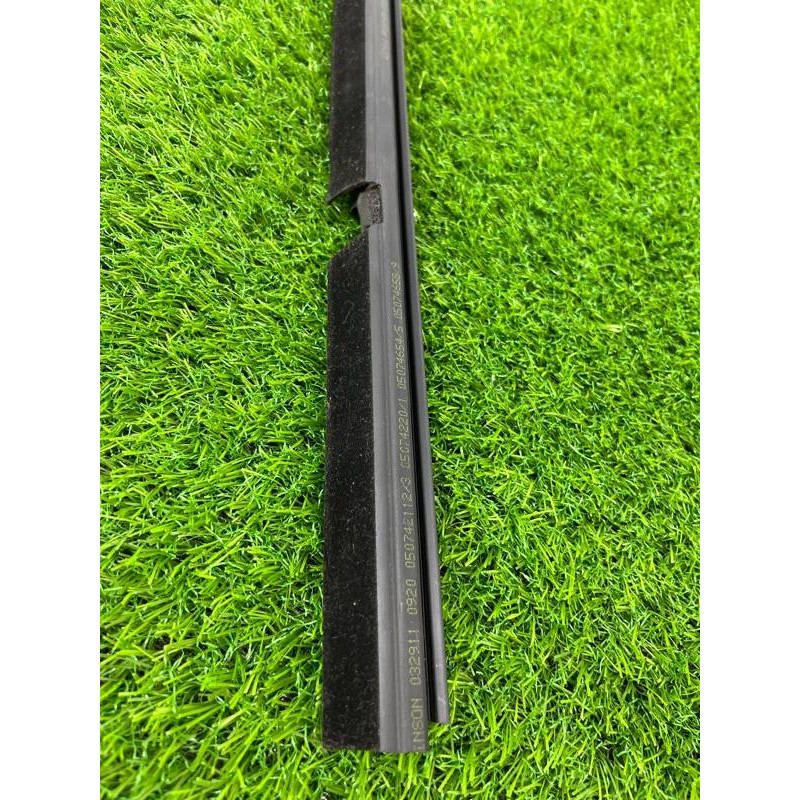 Молдинг стекла внутренний (наружные элементы кузова) Jeep Compass MK49 2011 2.4 5074658AD