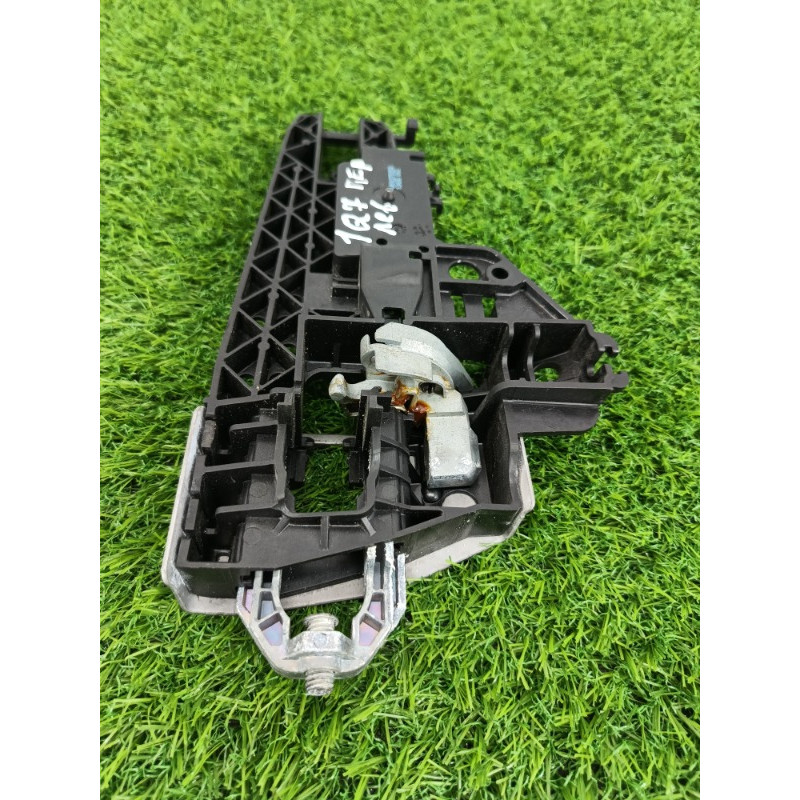 Кронштейн ручки двери (кузов и элементы) Audi Q7 4M 2015 3.0 CRE 4M1837885A
