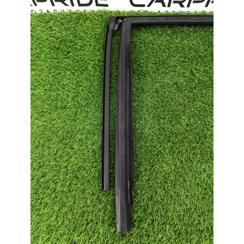 Уплотнитель стекла двери (кузов и элементы) Audi Q7 4M 2015 3.0 CRE 4M0839432