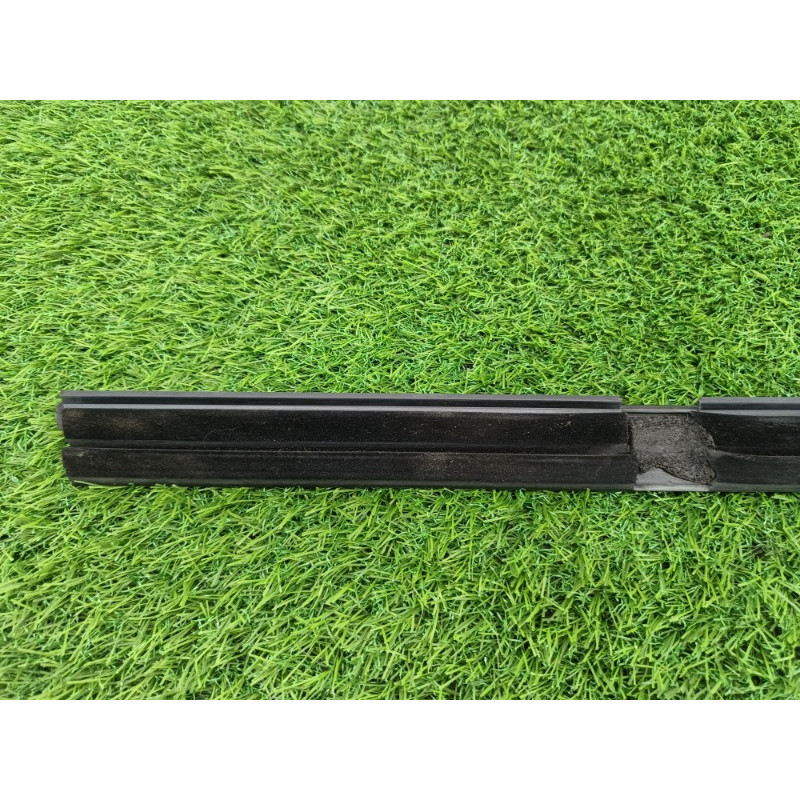 Молдинг стекла внутренний (наружные элементы кузова) Volkswagen Tiguan 5N 2011 1.4 CAVA 5n0839479a