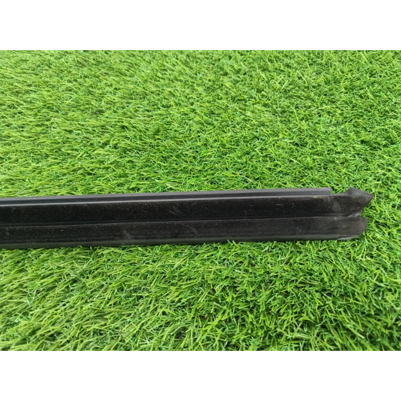 Молдинг стекла внутренний (наружные элементы кузова) Volkswagen Tiguan 5N 2011 1.4 CAVA 5n0839479a