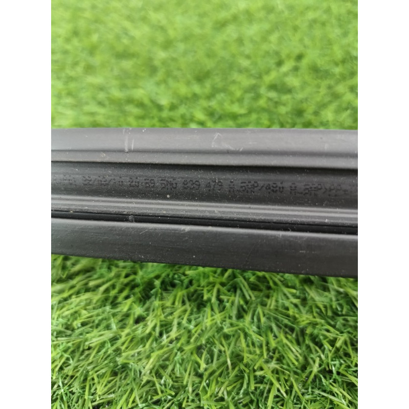 Молдинг стекла внутренний (наружные элементы кузова) Volkswagen Tiguan 5N 2011 1.4 CAVA 5n0839479a