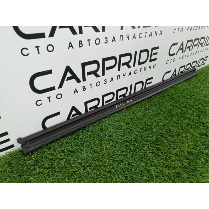 Молдинг стекла внутренний (наружные элементы кузова) Volkswagen Tiguan 5N 2011 1.4 CAVA 5n0837479