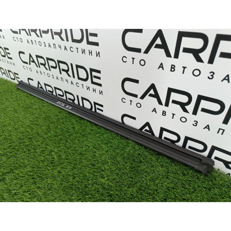 Молдинг стекла внутренний (наружные элементы кузова) Volkswagen Tiguan 5N 2011 1.4 CAVA 5n0837479