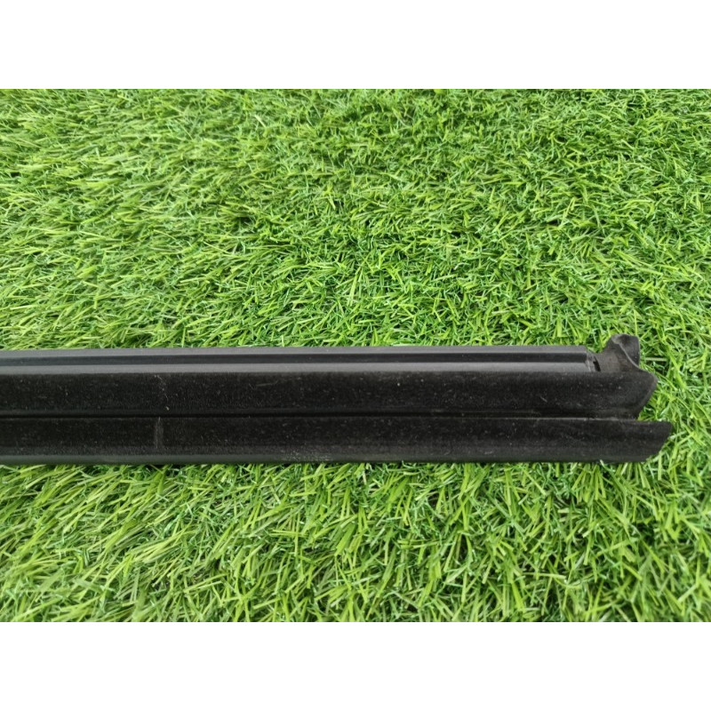 Молдинг стекла внутренний (наружные элементы кузова) Volkswagen Tiguan 5N 2011 1.4 CAVA 5n0837479