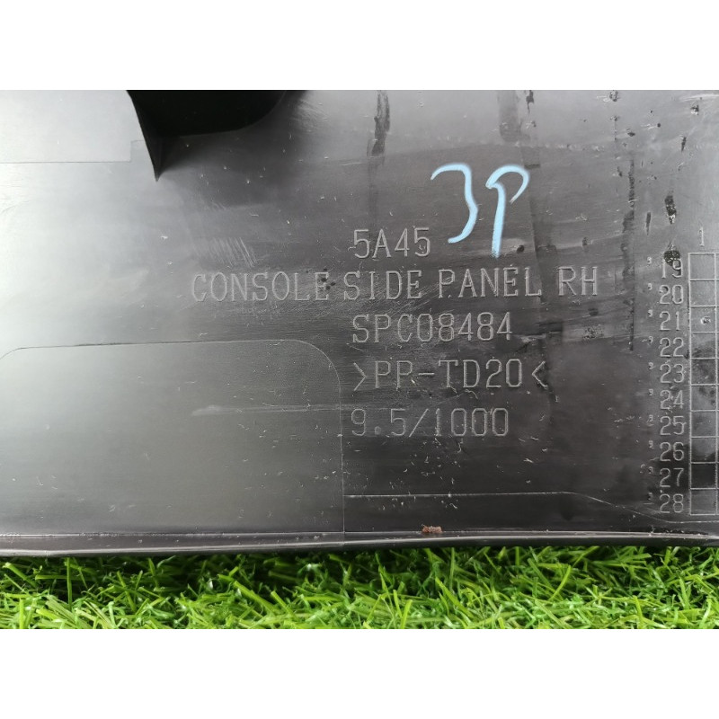 Накладка центральной консоли (салон) Mitsubishi Outlander GM4W 2022 2.50 8011C434XA