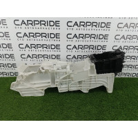 Крепление центральной консоли