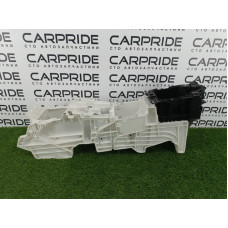 Крепление центральной консоли