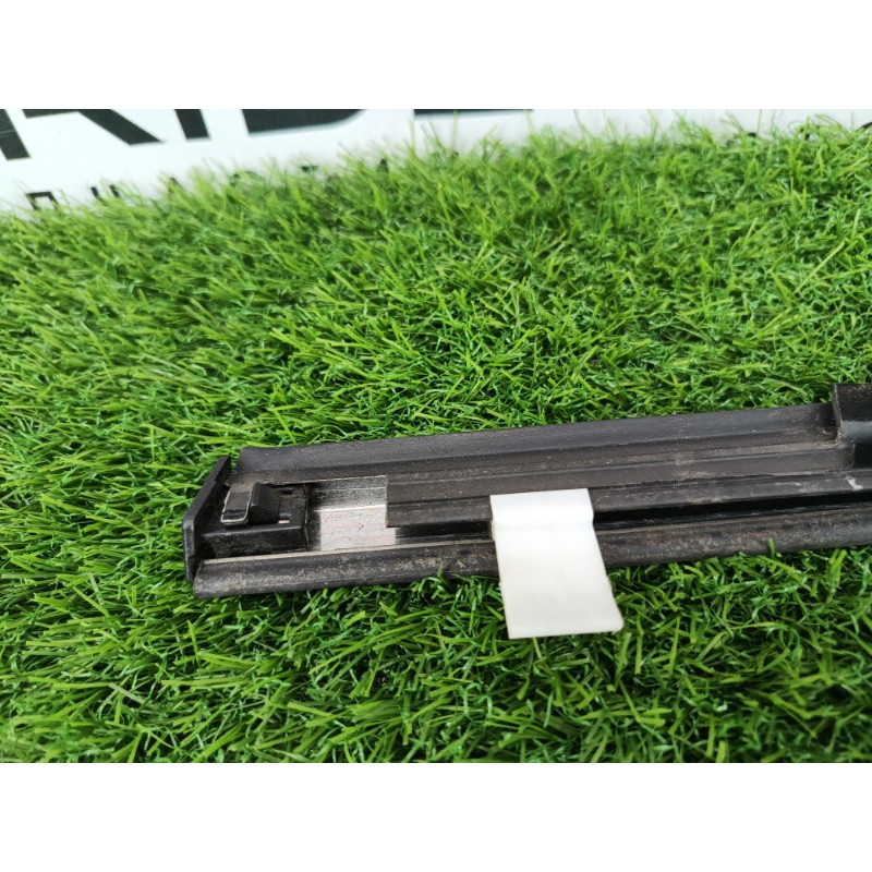 Молдинг стекла (кузов и элементы) Chevrolet Captiva C140 2011 2.2 D (z22d1) 20957026