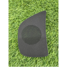 Крышка динамика в торпедо