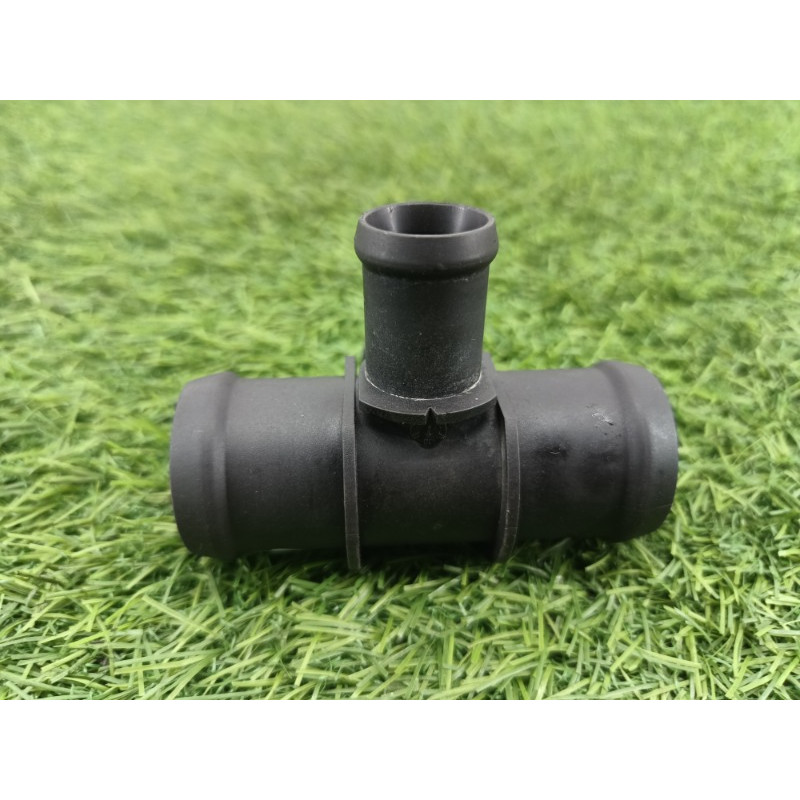 Фланець (система охолодження) AUDI A6 C7 2011 2.0 tdi 4g0121140a