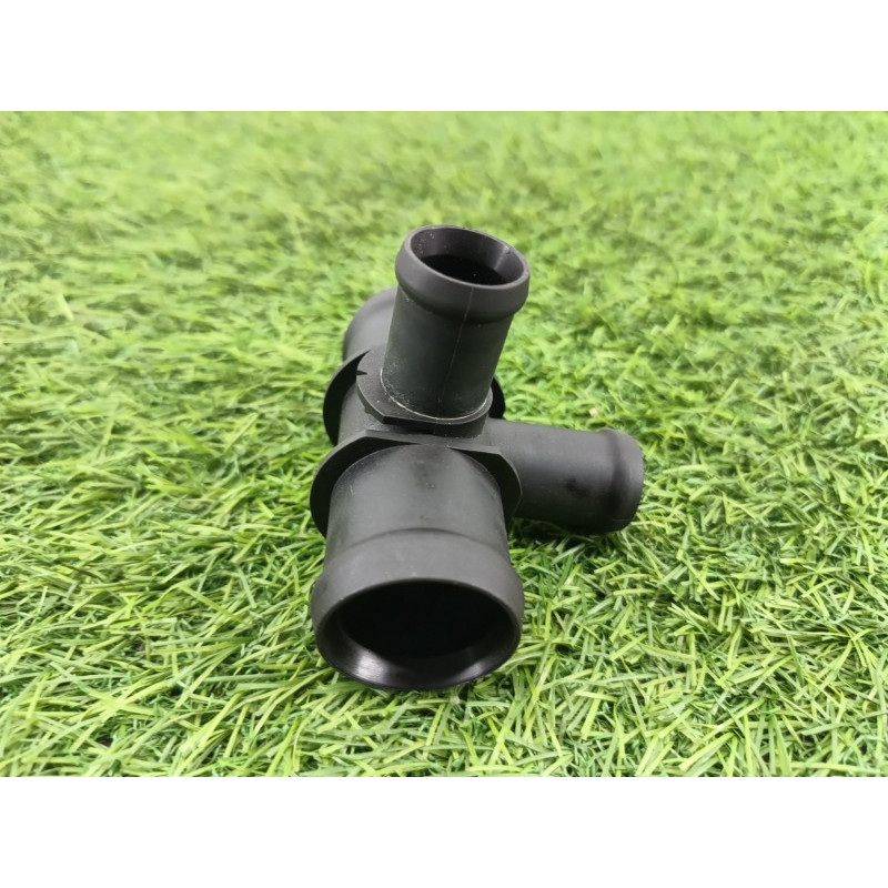 Фланець (система охолодження) AUDI A6 C7 2011 2.0 tdi 4g0121140a