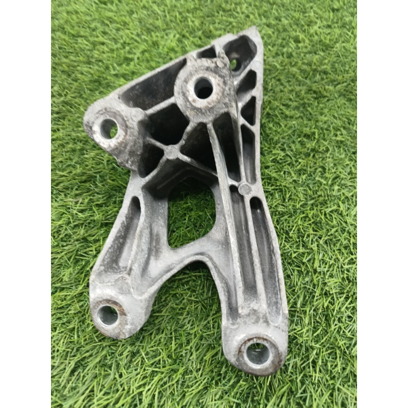 Кронштейн двигателя (кронштейны двигателя) AUDI A6 C7 2011 2.0 tdi 8k0199307be