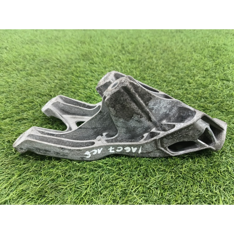 Кронштейн двигателя (кронштейны двигателя) AUDI A6 C7 2011 2.0 tdi 8k0199307be