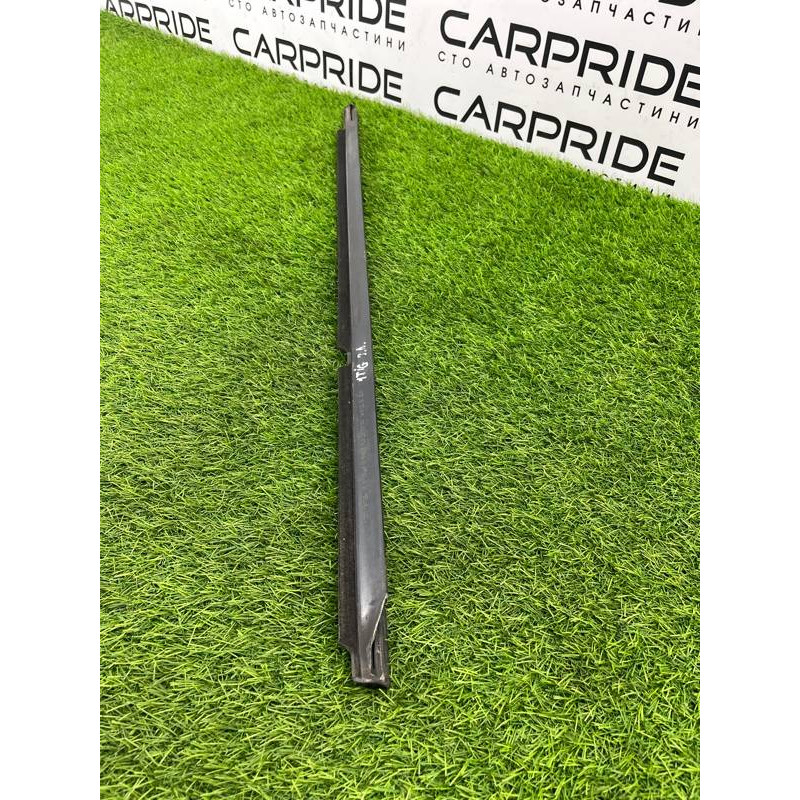 Молдинг стекла (кузов и элементы) Volkswagen Tiguan 5N 2011 1.4 CAVA 5N0839477A