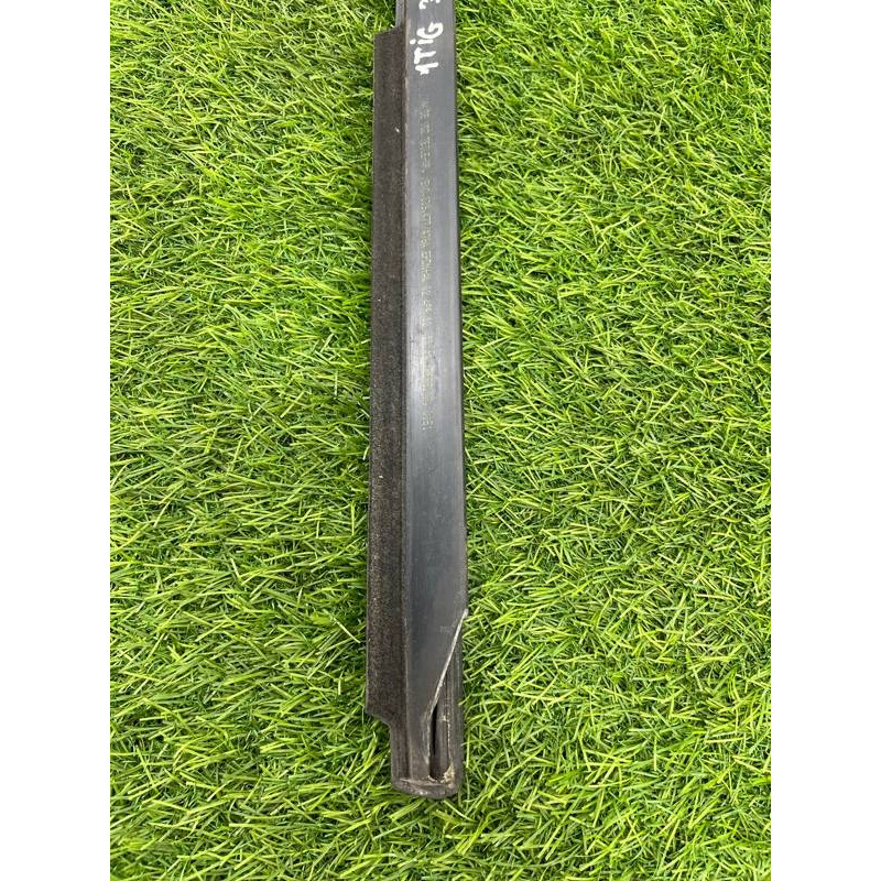 Молдинг стекла (кузов и элементы) Volkswagen Tiguan 5N 2011 1.4 CAVA 5N0839477A