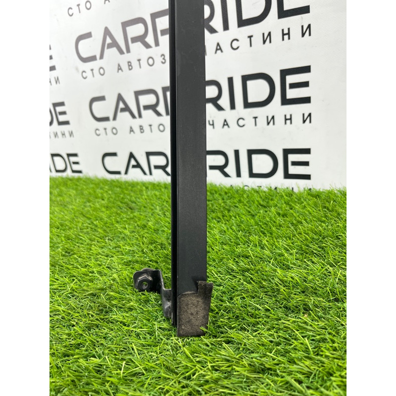 Направляющая стекла двери (кузов и элементы) Renault Megane 3 2011 1,5 dCi (K9K837) 822310011R