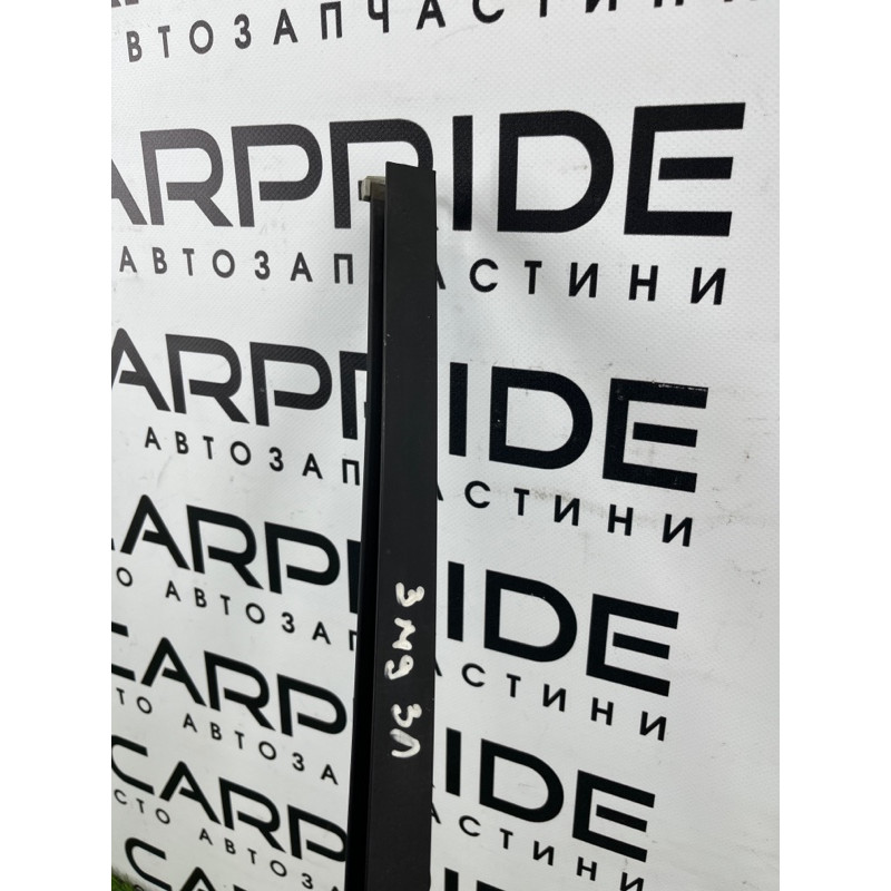 Направляющая стекла двери (кузов и элементы) Renault Megane 3 2011 1,5 dCi (K9K837) 822310011R