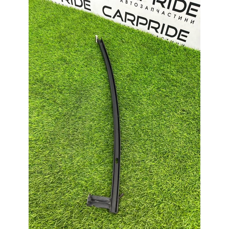 Направляющая стекла двери (кузов и элементы) Renault Megane 3 2011 1,5 dCi (K9K837) 822310011R