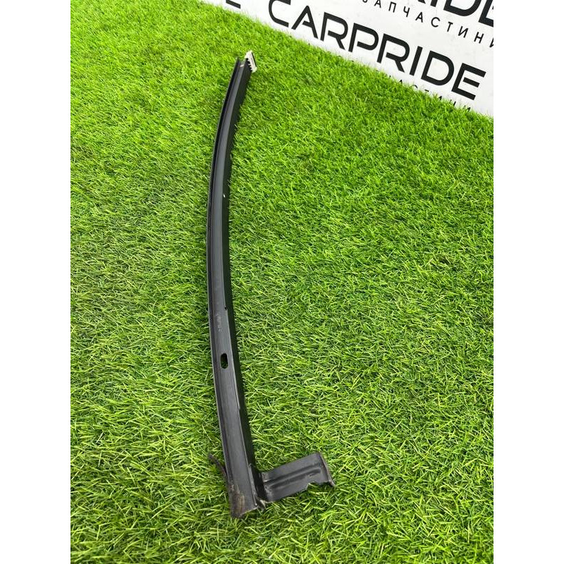 Направляющая стекла двери (кузов и элементы) Renault Megane 3 2011 1,5 dCi (K9K837) 822310011R