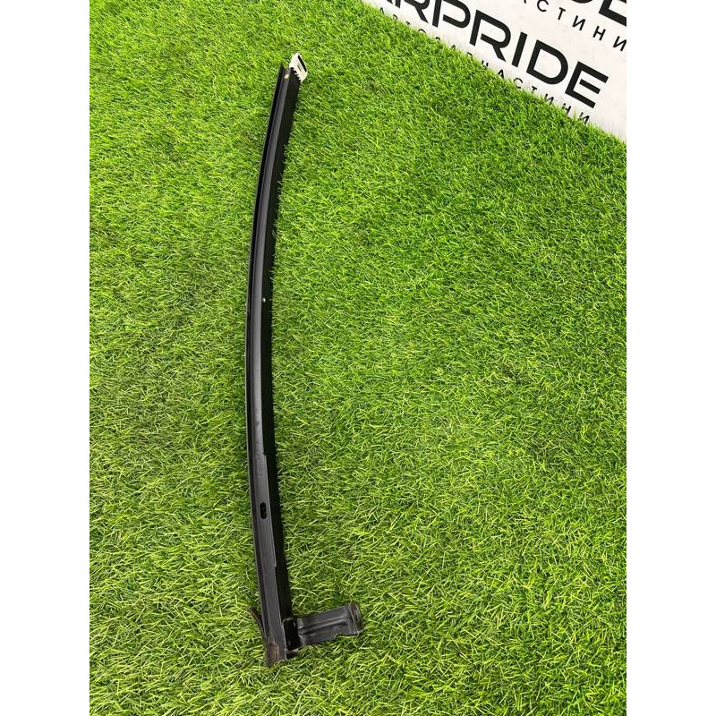 Направляющая стекла двери (кузов и элементы) Renault Megane 3 2011 1,5 dCi (K9K837) 822310011R