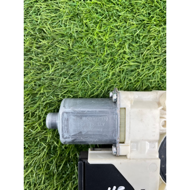 Мотор стеклоподъемника (электрика) Renault Megane 3 2011 1,5 dCi (K9K837) 827310185R