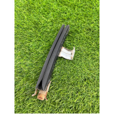 Направляющая стекла двери