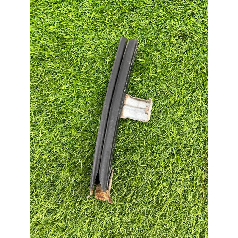 Направляющая стекла двери (кузов и элементы) Nissan Almera B10 2008 1,6 QG16 8238795F0A