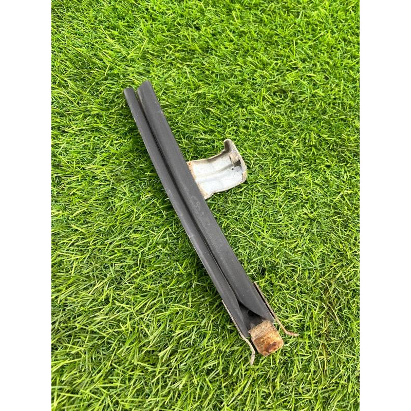 Направляющая стекла двери (кузов и элементы) Nissan Almera B10 2008 1,6 QG16 8238795F0A