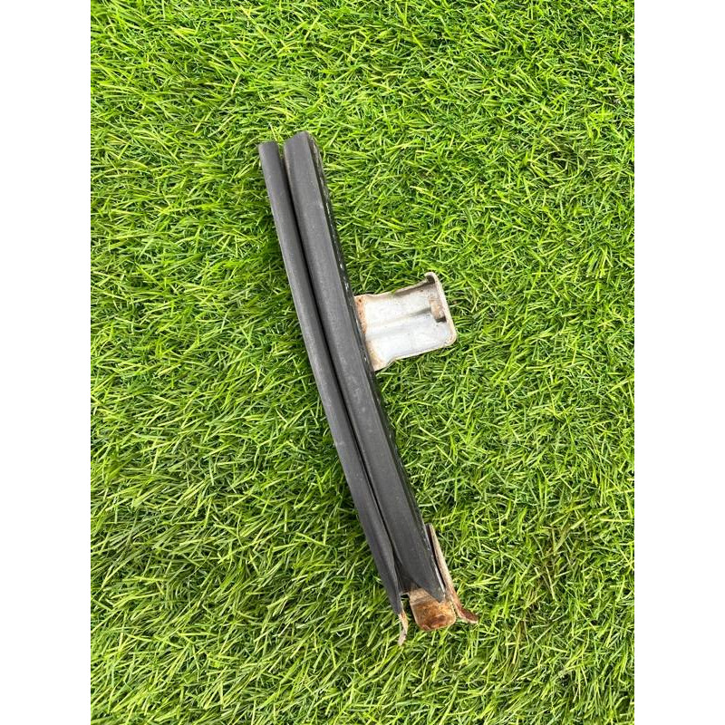 Направляющая стекла двери (кузов и элементы) Nissan Almera B10 2008 1,6 QG16 8238795F0A