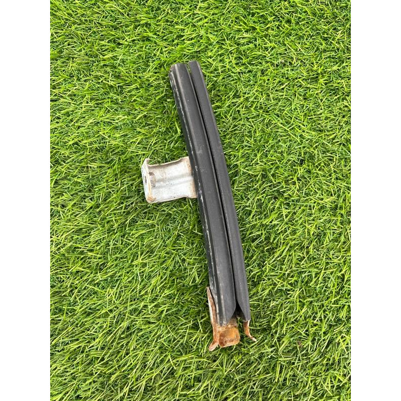 Направляющая стекла двери (кузов и элементы) Nissan Almera B10 2008 1,6 QG16 8238695F0A