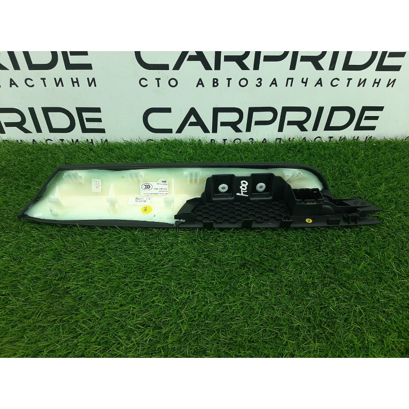 Декоративная накладка карты двери (салон) Volkswagen Touareg NF 2013 3.0 TDI CRCA 7p6867363